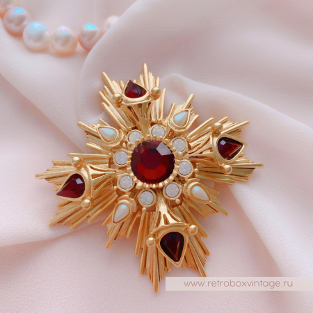 JOAN RIVERS Брошь «Мальтийский крест с гранатовыми кристаллами и жемчугом»