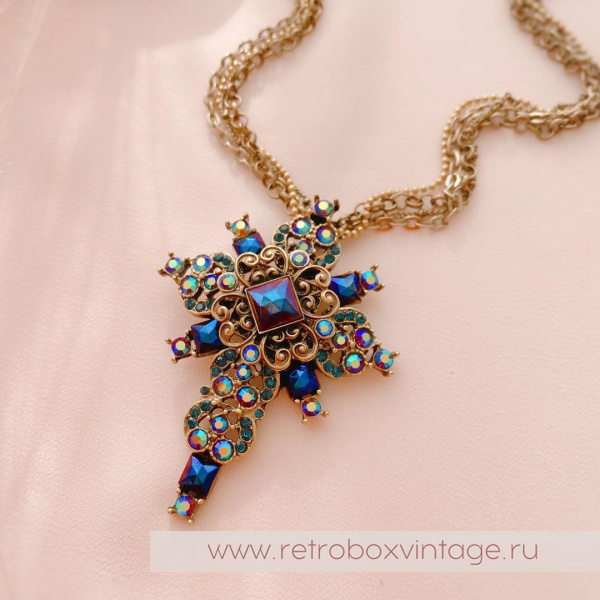 SWEET ROMANCE Кулон на цепочках «Кассиопея: крест с кристаллами павлин»