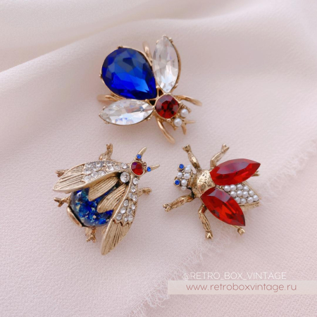 SWEET ROMANCE Трио брошей «Пчелки полевых цветов: сине-красные в золоте» (3 шт)