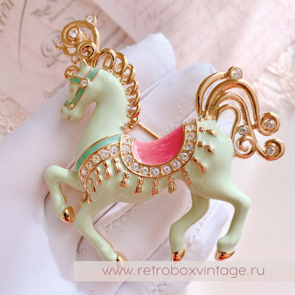 BOB MACKIE Брошь «Царская лошадь: мятная»