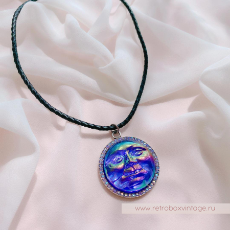 KIRKS FOLLY Кулон на кожаном шнуре «Водяная луна: фиолетовая»