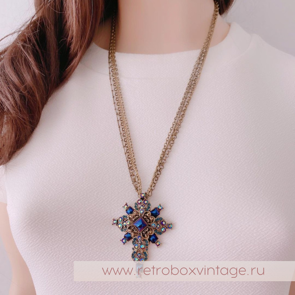 SWEET ROMANCE Кулон на цепочках «Кассиопея: крест с кристаллами павлин»