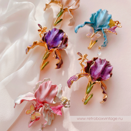 KIRKS FOLLY Брошь «Розовый ирис с феей, бабочкой и капелькой росы»