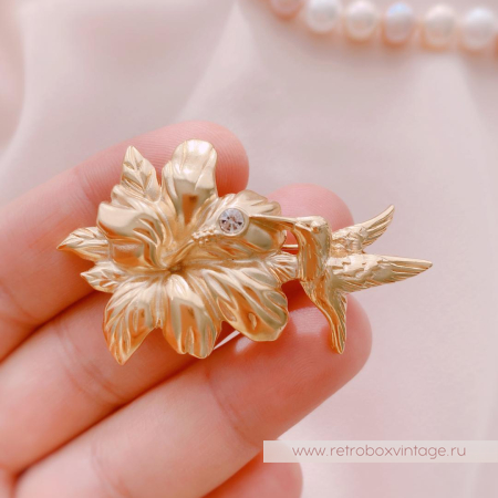 MONET Брошь «Колибри на цветке гибискуса»