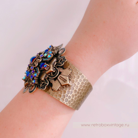 SWEET ROMANCE Браслет-каф «Кассиопея: крест с кристаллами павлин»