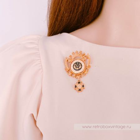 ST. JOHN Брошь "Символ чести" с подвеской крестом