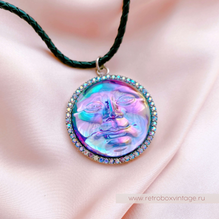 KIRKS FOLLY Кулон на кожаном шнуре "Лунная гладь: пурпурная водяная луна в серебре"