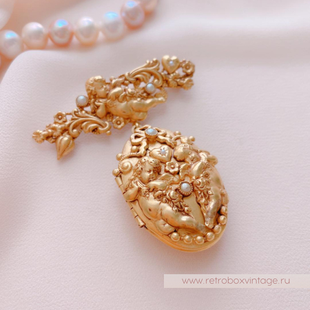 ASKEW LONDON Брошь-локет «Ангелочки»