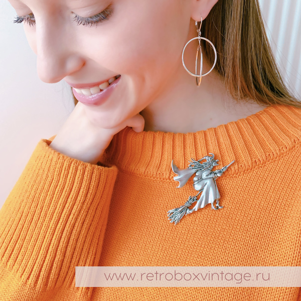 JJ / JONET JEWELRY Брошь «На шабаш: ведьмочка на метле»