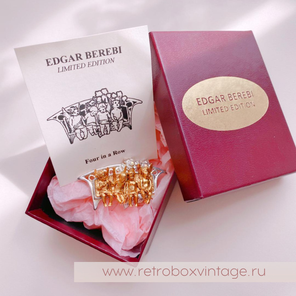 EDGAR BEREBI Броши «Четыре ангела в ряд на скамейке»