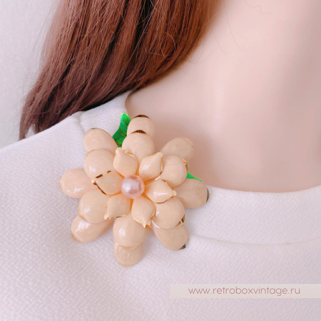 JOAN RIVERS Брошь «Пудрово-бежевая гардения»