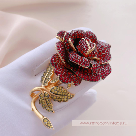 JOAN RIVERS Брошь «Красная роза — королева цветов»