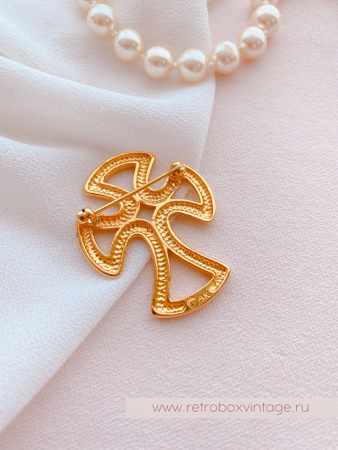 ANNE KLEIN Брошь «Добродетели аристократов: золотой крест»