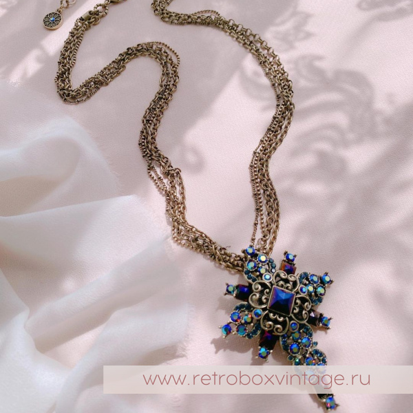 SWEET ROMANCE Кулон на цепочках «Кассиопея: крест с кристаллами павлин»