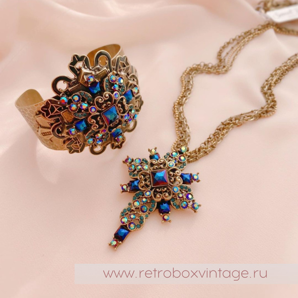 SWEET ROMANCE Кулон на цепочках «Кассиопея: крест с кристаллами павлин»