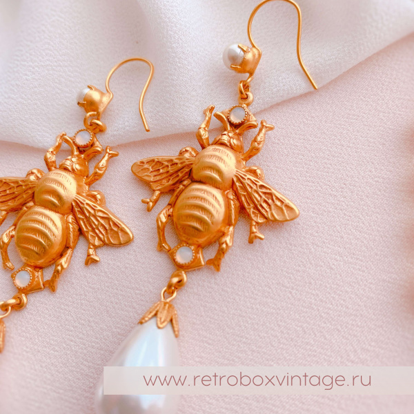 ASKEW LONDON Серьги «Золотые пчелы с жемчужными каплями» застежка-петля ASKEW LONDON Серьги «Золотые пчелы с жемчужными каплями» застежка-петля