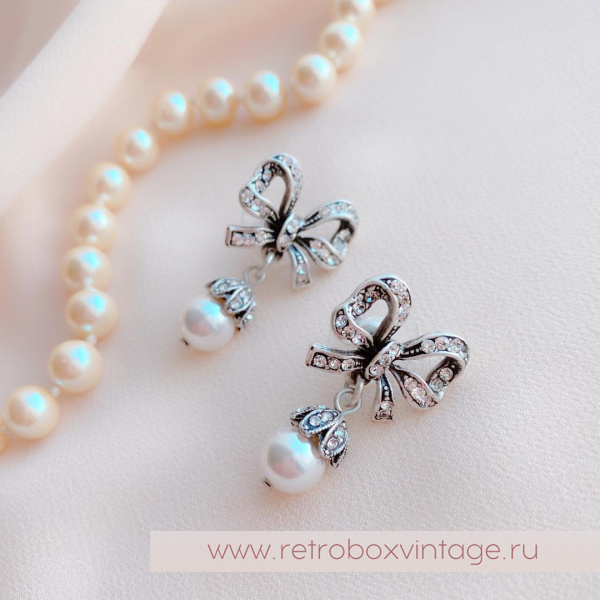 SWEET ROMANCE Серьги "Романтичные банты: серебро" с жемчужинами