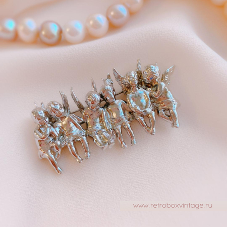 EDGAR BEREBI Брошь-пин «Шесть ангелов в ряд: серебро» EDGAR BEREBI Брошь-пин «Шесть ангелов в ряд: серебро»