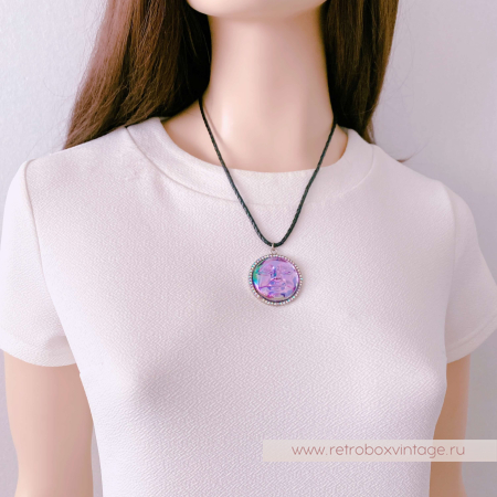 KIRKS FOLLY Кулон на кожаном шнуре "Лунная гладь: пурпурная водяная луна в серебре"