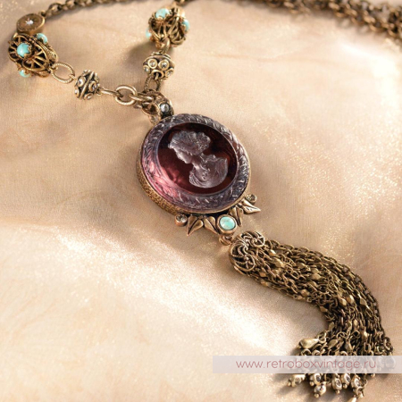 SWEET ROMANCE Ожерелье «Богиня: круглая инталия аметист» с кисточкой SWEET ROMANCE Ожерелье «Богиня: круглая инталия аметист» с кисточкой