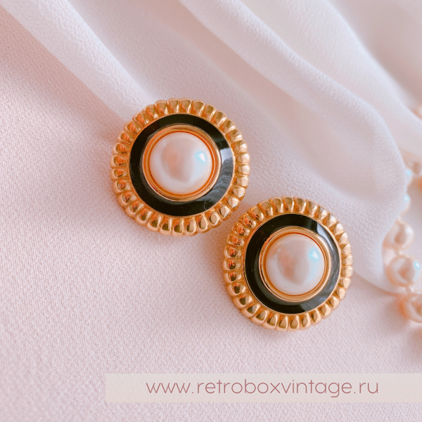 MONET Клипсы "Круглые с жемчужиной: черная эмаль в золоте"