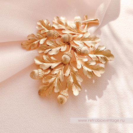 TRIFARI Брошь «Дубовая веточка с желудями: золото»