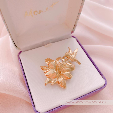 MONET Брошь «Колибри на цветке гибискуса»