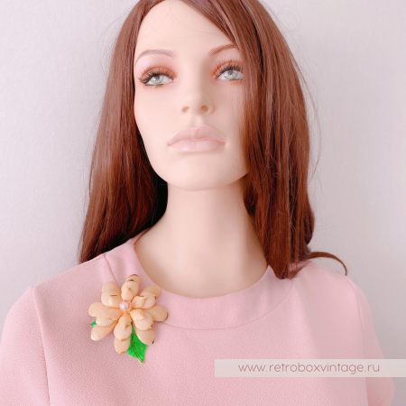 JOAN RIVERS Брошь «Пудрово-бежевая гардения»