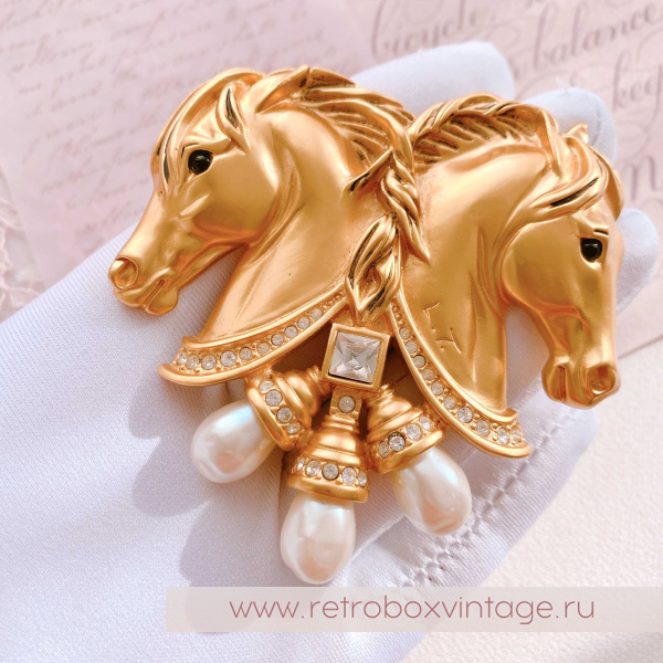ELIZABETH TAYLOR for Avon Брошь "Сердца в тандеме" две лошади / "Hearts in Tandem"