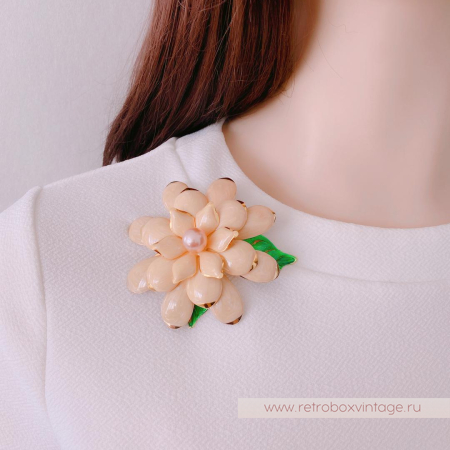 JOAN RIVERS Брошь «Пудрово-бежевая гардения»