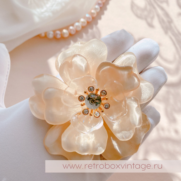 ST. JOHN Брошь «Нежная камелия»