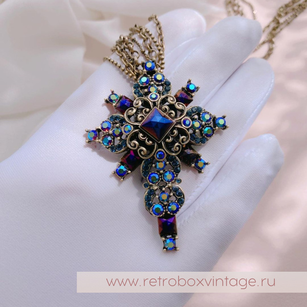 SWEET ROMANCE Кулон на цепочках «Кассиопея: крест с кристаллами павлин»
