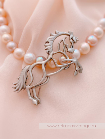 JJ / JONETTE JEWELRY Брошь «Быть на коне»