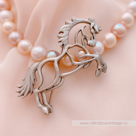JJ / JONETTE JEWELRY Брошь «Быть на коне»