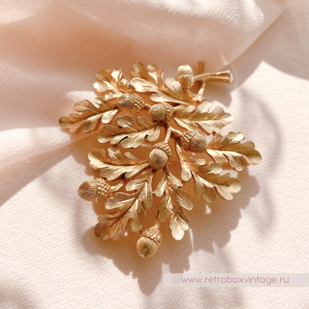 TRIFARI Брошь «Дубовая веточка с желудями: золото»