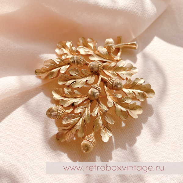 TRIFARI Брошь «Дубовая веточка с желудями: золото»