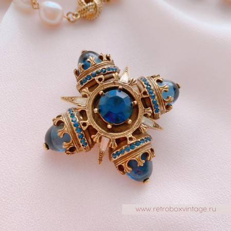 BENEDIKT N.Y. Брошь «Мальтийский крест сапфир»