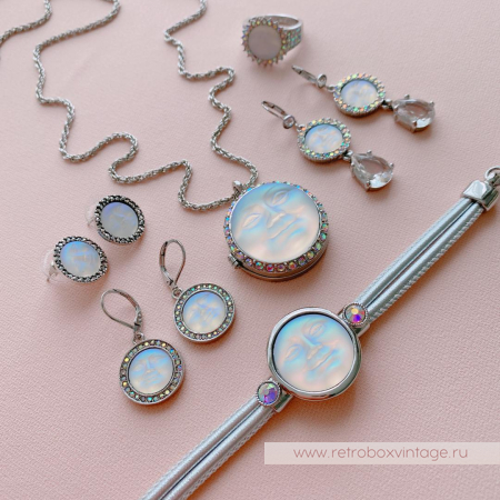 KIRKS FOLLY Кулон-локет на цепочке «Лунный свет: светлая в серебре»