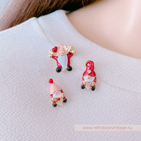 NAPIER Трио брошей-пин «Гномики с сердечками»