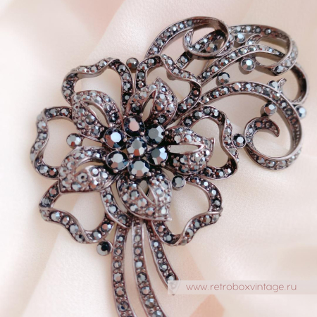 NOLAN MILLER Брошь «Дымчатый ажурный цветок»