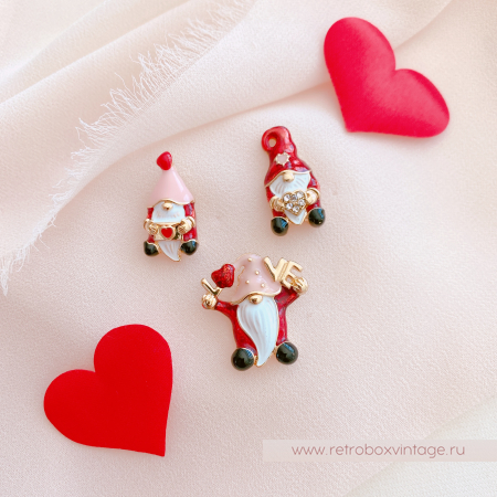 NAPIER Трио брошей-пин «Гномики с сердечками»