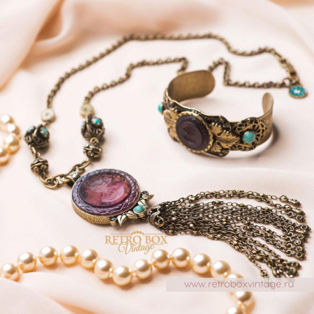 SWEET ROMANCE Ожерелье «Богиня: круглая инталия аметист» с кисточкой SWEET ROMANCE Ожерелье «Богиня: круглая инталия аметист» с кисточкой