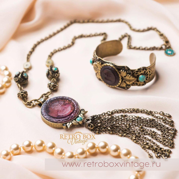 SWEET ROMANCE Ожерелье «Богиня: круглая инталия аметист» с кисточкой