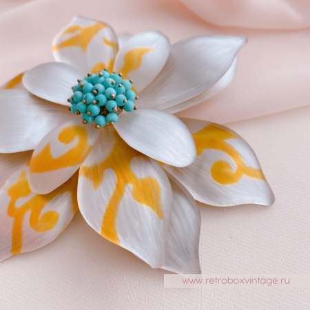 ALEXIS BITTAR Брошь "Серебристо-белый цветок с медовыми вензелями" бирюза, серебро, люцит