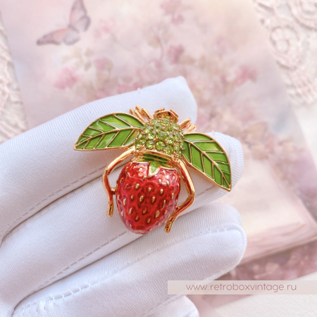 JOAN RIVERS Брошь "Пчелка Земляника"