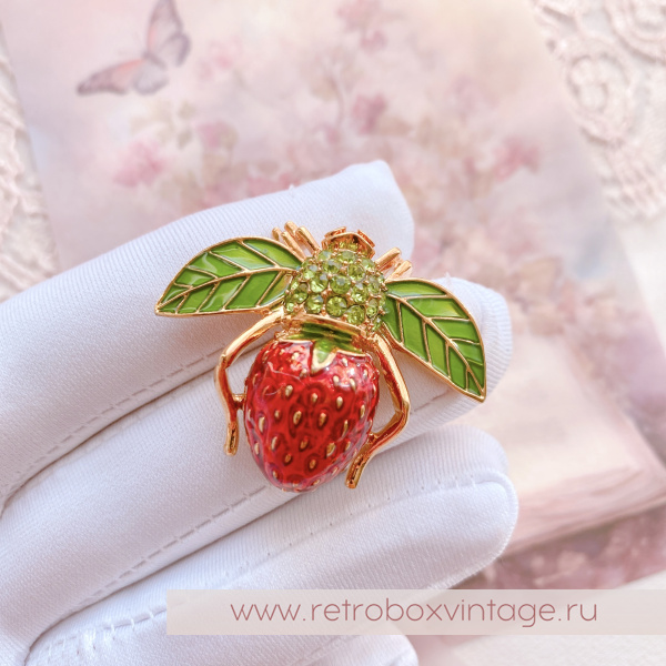 JOAN RIVERS Брошь "Пчелка Земляника"