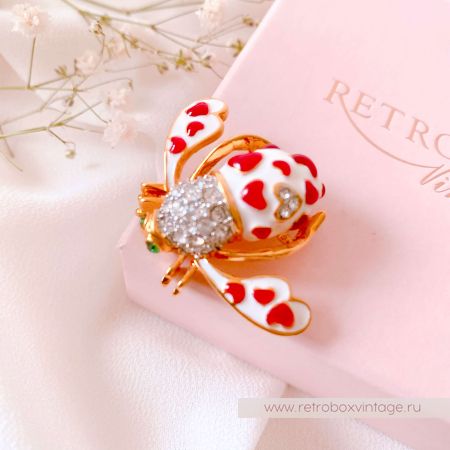 JOAN RIVERS Брошь "Любовная пчелка" с алыми сердцами