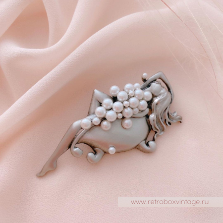 JJ / JONET JEWELRY Брошь «И пусть весь мир подождет: девушка в ванной» серебро и жемчуг