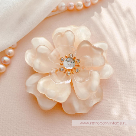 ST. JOHN Брошь «Нежная камелия»