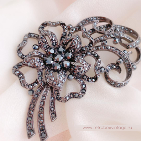 NOLAN MILLER Брошь «Дымчатый ажурный цветок»